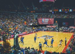 壹号娱乐-韦德激动高呼超级巨星！哈利伯顿绝杀引爆赛场，前NBA巨星现场沸腾