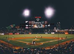 壹号娱乐-全力备战！东契奇挥汗如雨，湖人官方账号意外聚焦欧洲杯巨星